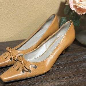 Naturalizer Tan Bow Detail Heels